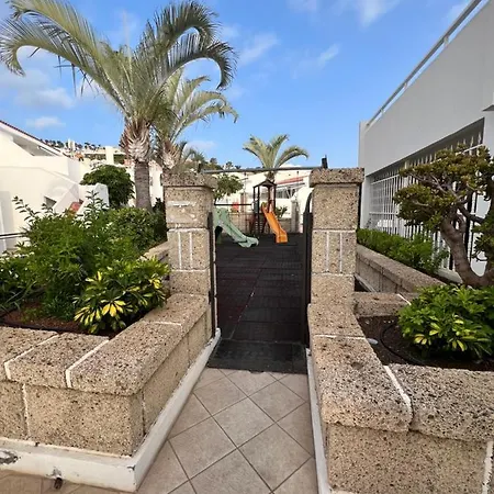 Lucy, Malibu Park * أذيخي